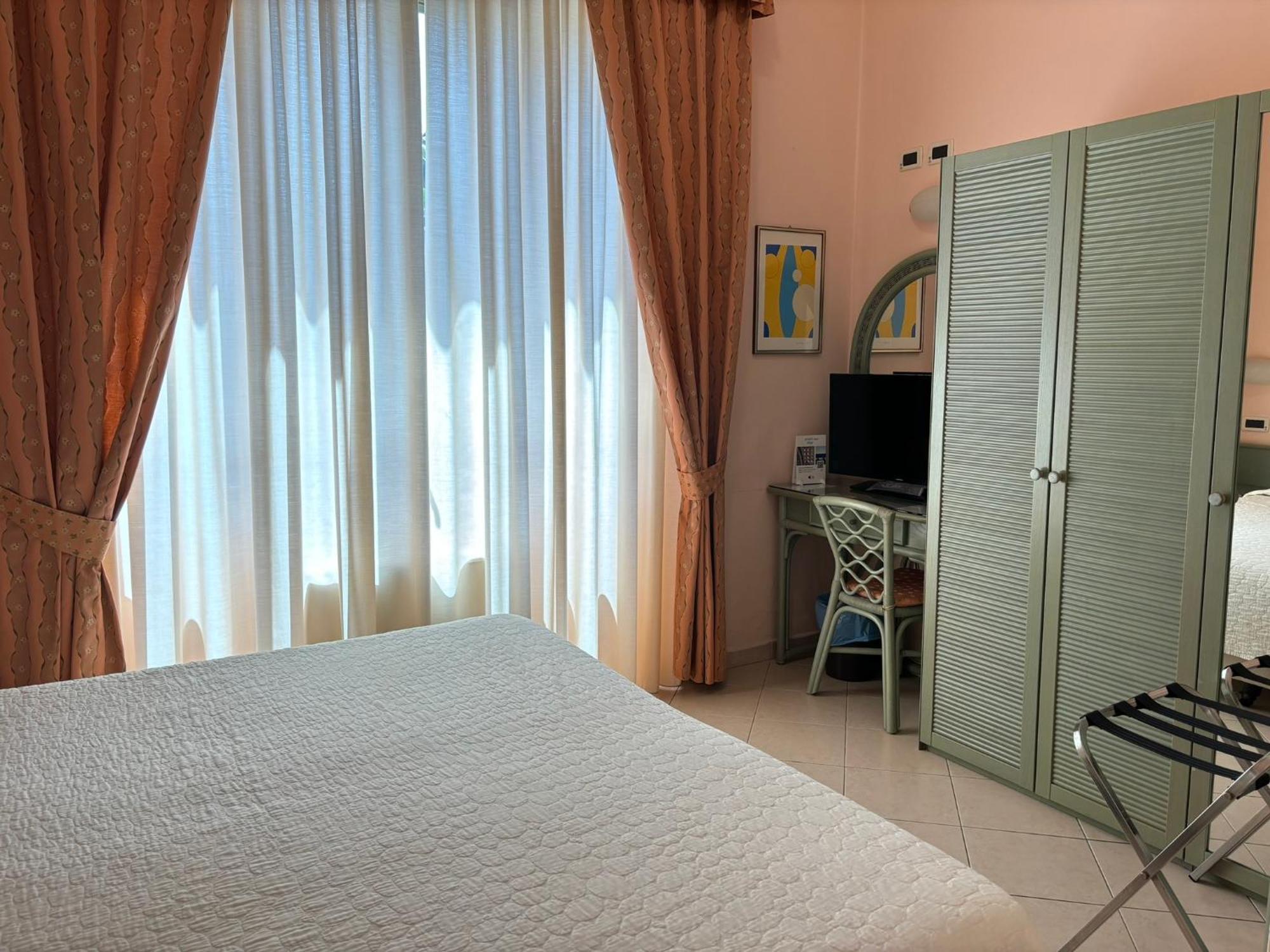 Hotel Delle Rose Сан Бартоломео ал Маре Екстериор снимка